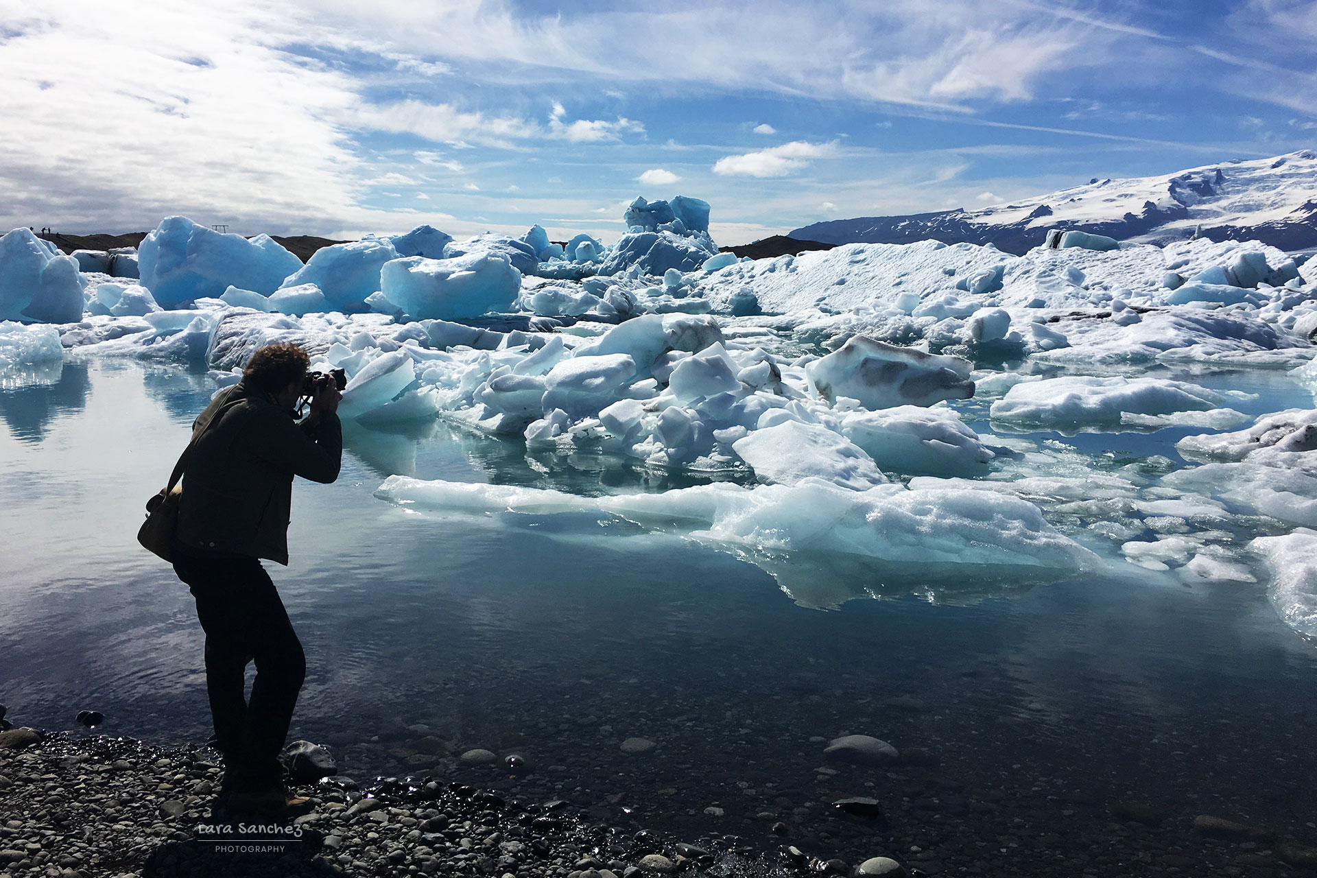 Taking pictures of the Jokulsarlon glacial lake